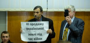 Земля: «Поки нам обіцяєте кредити, олігархи вже сидять з мішками грошей і чекають...»